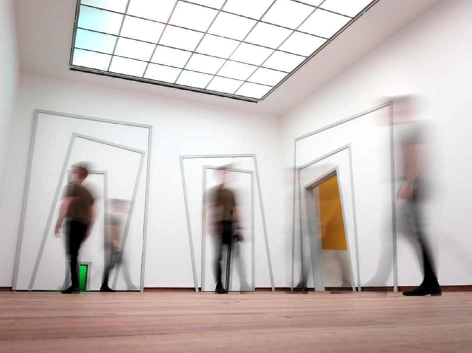Photographie libre de droit qui montre l'ambiance du musée Soulages. Très lumineux, avec un plafond de verre, l'endroit voit les visiteurs se succéder en mouvement (ils sont flous).
