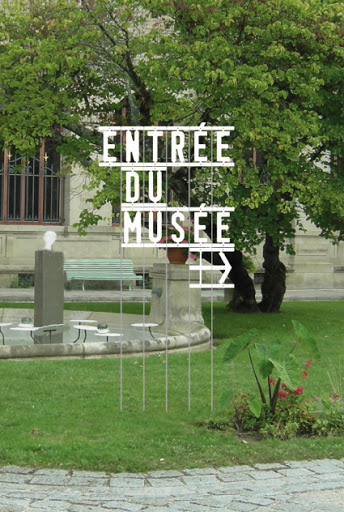 Photo représentant la signalétique de l'entrée du Musée National Adrien Dubouché à Limoges.